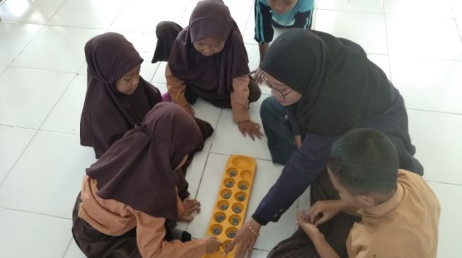 Mahasiswa UTM Menggunakan Permainan Tradisional untuk Media Pembelajaran di SDN Kranji II