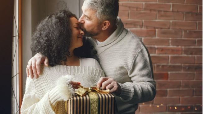 6 Ide Hadiah Romantis untuk Suami Tercinta, Bikin Dia Bahagia!
