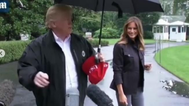 Sayang Wig-nya Basah, Trump Payungan Sendiri, Istri Hujan-hujanan