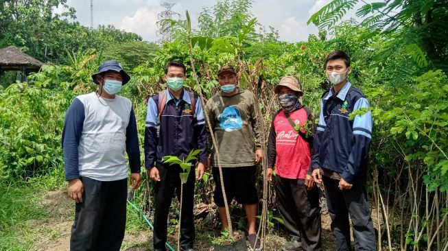 Mahasiswa KKN UIN Walisongo Menerima 50 Bibit Pohon dari DLH Kota Semarang