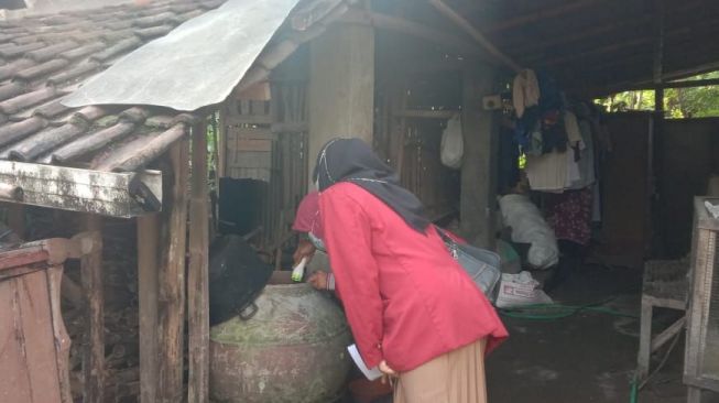 Kader Jumantik Dusun Babadan Lakukan Aksi Bersih Jentik Bersama PMM 90 UMM