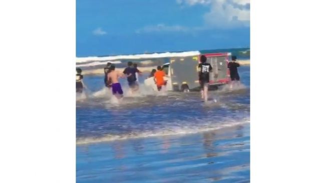 Sebuah Mobil Terdampar di Pinggir Pantai, Warganet: Nganter Paket ke Istana