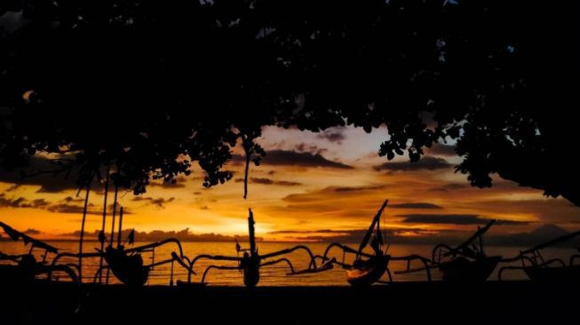 Cari Tempat Nongkrong di Lombok? Pantai Senggigi Solusinya