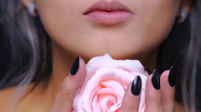 3 Cara Menghilangkan Bibir Hitam yang Dapat Kamu Coba