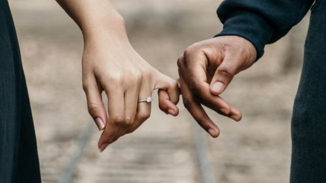 4 Alasan Mengapa Kamu Harus Melupakan Mantan ketika Sudah Menikah