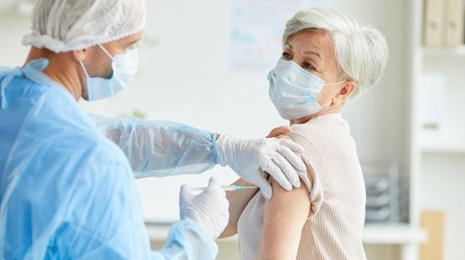 Kemenkes Akan Mulai Vaksinasi COVID-19 Nakes Usia 60 Tahun ke Atas