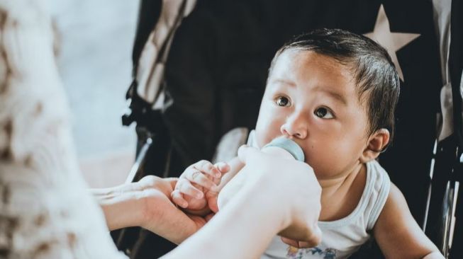 Keasyikan Gosip, Ibu Ini Tak Sadar Botol Susu Bayinya Pindah ke Bawah Mata