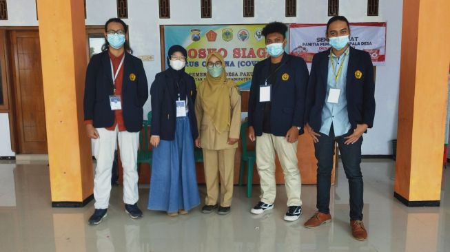 Mahasiswa KKN UNEJ Terapkan Konsultasi Kesehatan Online di Desa Pakuwesi