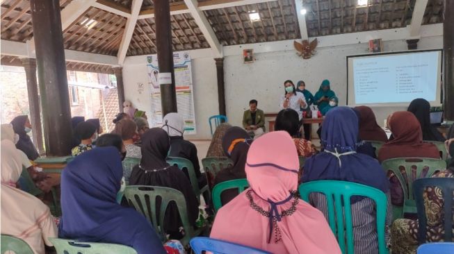 Sosialisasi Kesehatan oleh Mahasiswa KKN 93 UPNVJT kepada Warga Desa Jarak