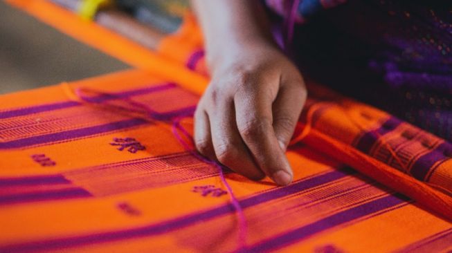 Kain kain adat di indonesia banyak dibuat dengan cara