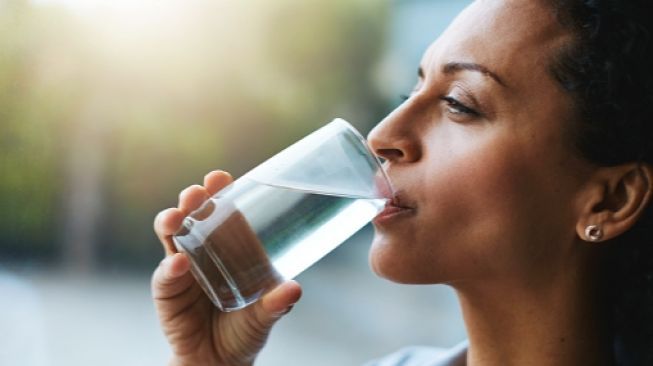 4 Manfaat Minum Air Putih Hangat di Pagi Hari, Bisa Cegah Penuaan Dini