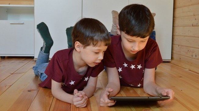Jangan Khawatir, Begini Tips Mudah Mendidik Anak Agar Tidak Kecanduan Gadget