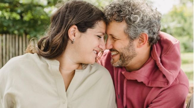 5 Sisi Positif Memilih Suami yang Lebih Tua, Kamu Tertarik?