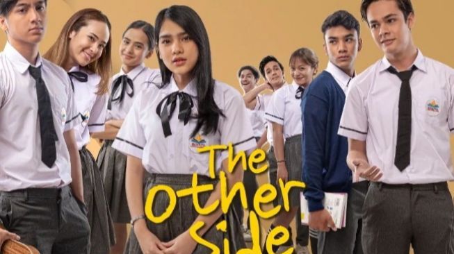Ulasan The Other Side: Film Remaja Terbaru yang Sajikan Kerumitan Kisah Cinta