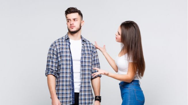 5 Alasan Pasangan Belum Mengenalkanmu pada Orang Tuanya, Pacarmu Termasuk?