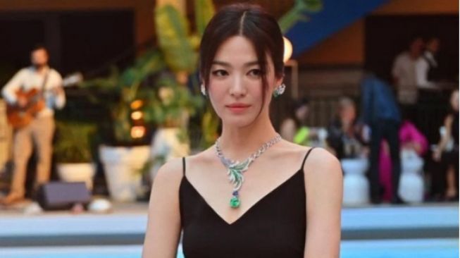 Awet Muda, Visual Song Hye Kyo di Chaumet Event Paris Bikin Netizen Kaget