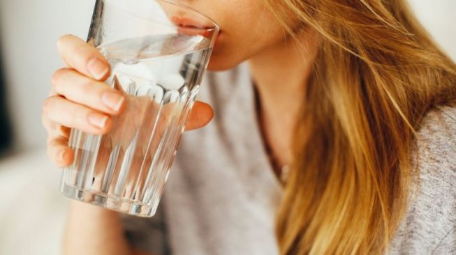 5 Manfaat Rutin Minum Air Putih Hangat Setiap Pagi Hari