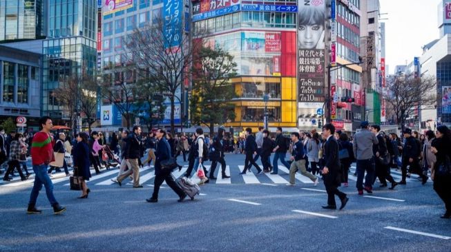 Pemandangan Biasa di Jalan Umum, Begini Orang Jepang yang Stres Lelah Kerja