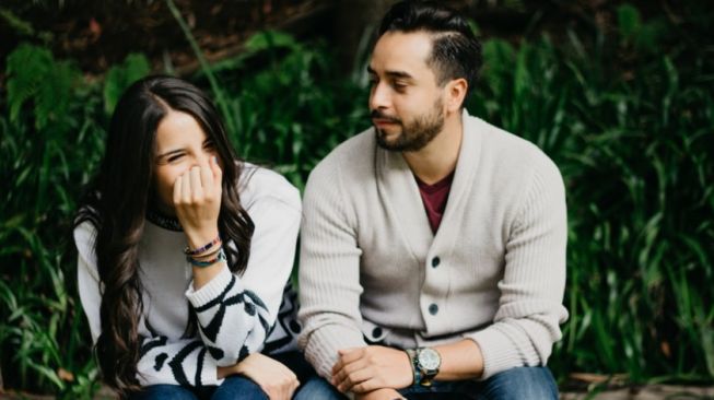 4 Cara Menghadapi Pasangan yang Sensitif, Jangan Mengeluh!