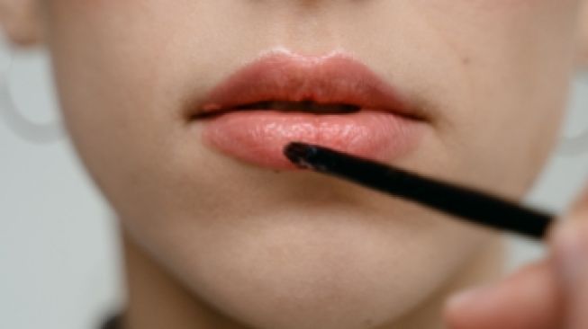 5 Alasan Mengapa Kamu Harus Rajin Membersihkan Lipstik sebelum Tidur