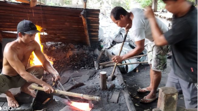 Melirik Pandai Besi di Desa Pamboborang, Warisan Masyarakat Turun Temurun