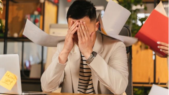 3 Tips Mengatasi Stres di Tempat Kerja, Resign Tak Selalu Jadi Solusi!