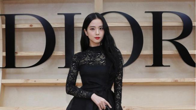 Jisoo Reuni Snowdrop Hingga Temui Penggemar di Event Dior Fashion Show
