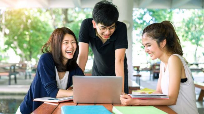 Gempuran Bahasa Asing terhadap Eksistensi Bahasa Indonesia di Era 