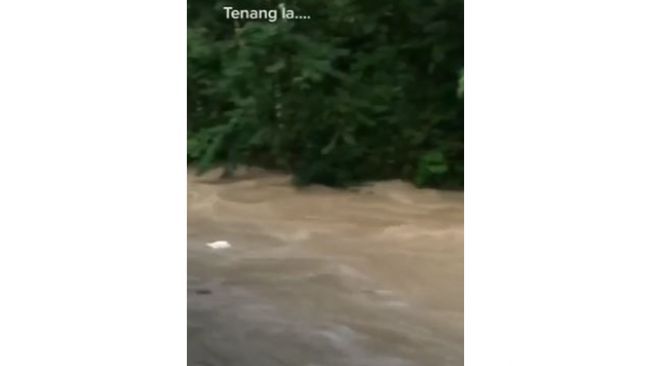 Viral Pemuda Tetap Duduk Santai Meski Banjir Bandang Menerjang 'Masalah Hidup'