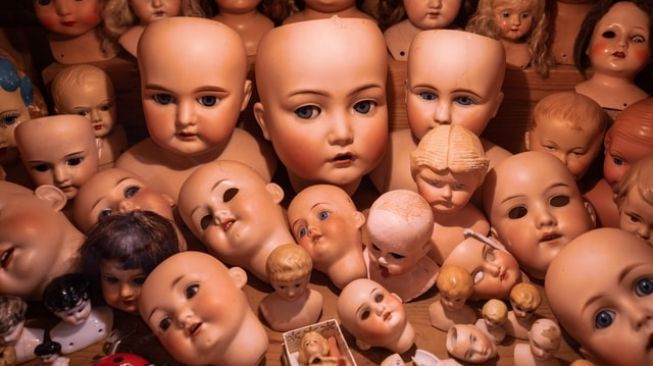 Ramai Artis Adopsi Spirit Doll, Ini 5 Kisah Boneka Hantu Paling Menyeramkan